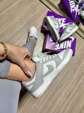 Carregar imagem no visualizador da galeria, Tênis Nike Dunk Low - Cinza
