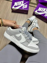 Carregar imagem no visualizador da galeria, Tênis Nike Dunk Low - Cinza
