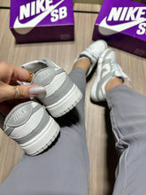 Carregar imagem no visualizador da galeria, Tênis Nike Dunk Low - Cinza
