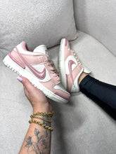 Carregar imagem no visualizador da galeria, Tênis Nike Dunk Twist - Rosa

