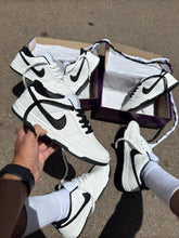 Carregar imagem no visualizador da galeria, Tênis Nike Dunk Low - Branco/Preto
