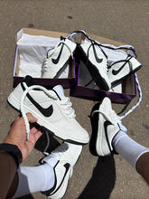 Carregar imagem no visualizador da galeria, Tênis Nike Dunk Low - Branco/Preto
