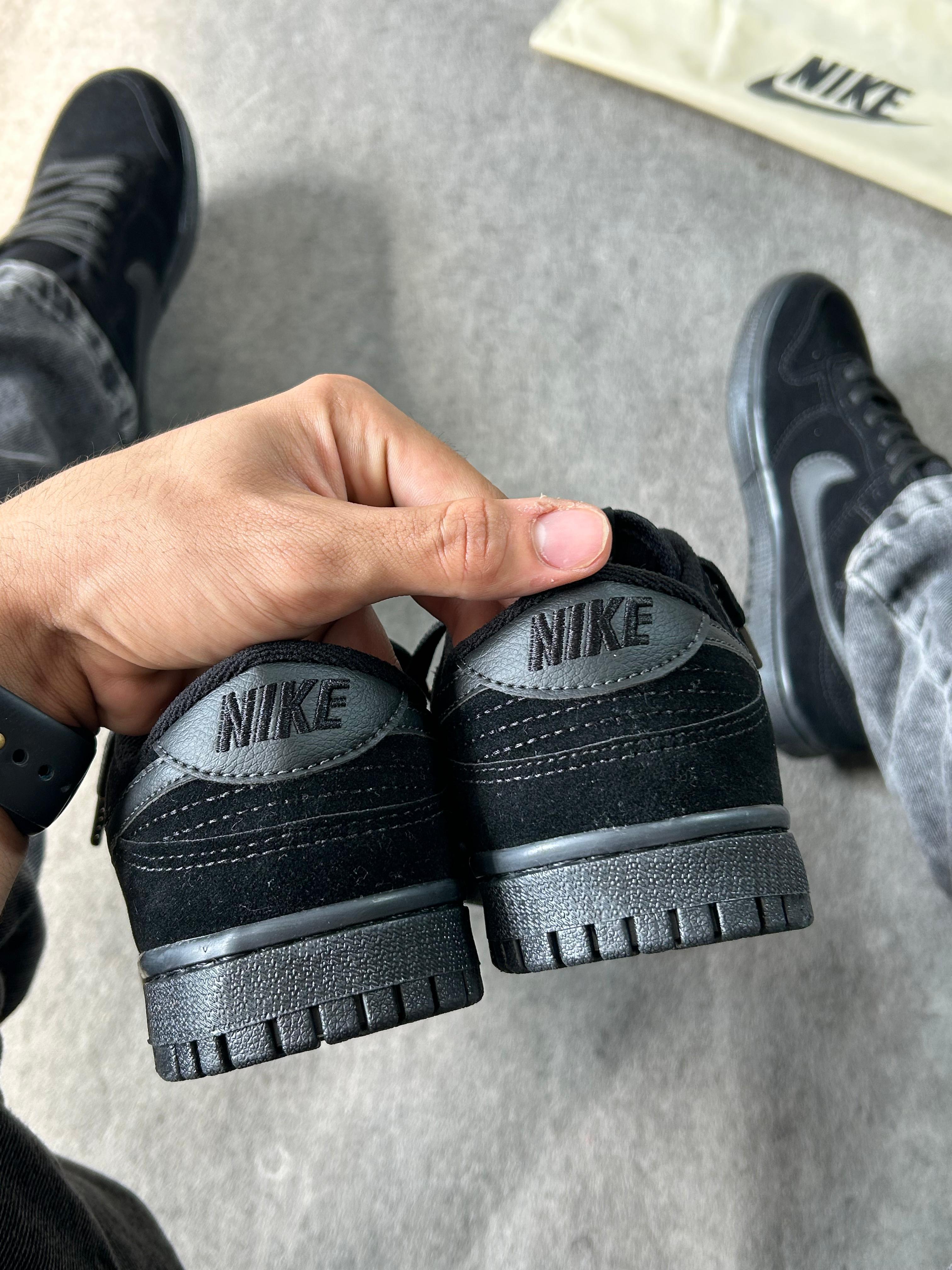 Nike Dunk Low – All Black