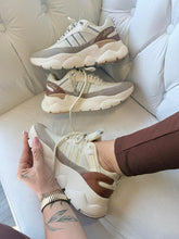 Carregar imagem no visualizador da galeria, Adidas Dymond – Off &amp; Bege
