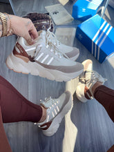 Carregar imagem no visualizador da galeria, Adidas Dymond – Off &amp; Bege
