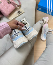 Carregar imagem no visualizador da galeria, Adidas Dymond – Off White &amp; Rose
