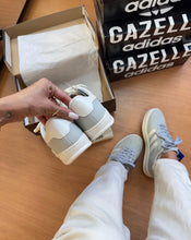 Carregar imagem no visualizador da galeria, Tênis Adidas Gazelle - Cinza
