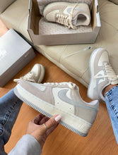 Carregar imagem no visualizador da galeria, Tênis Nike Air Force 1 - Gelo/Cinza - Couro
