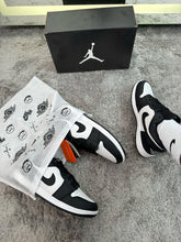 Carregar imagem no visualizador da galeria, Tênis Nike Jordan 1 Low - Preto
