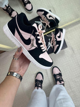 Carregar imagem no visualizador da galeria, Tênis Nike Jordan 1 Low - Rosa/Preto
