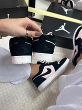 Carregar imagem no visualizador da galeria, Tênis Nike Jordan 1 Low - Rosa/Preto

