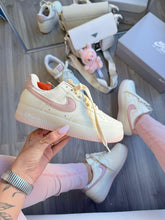 Carregar imagem no visualizador da galeria, Air Force – Off White / Rosa Metálico
