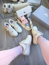 Carregar imagem no visualizador da galeria, Air Force – Off White / Rosa Metálico
