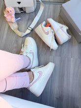 Carregar imagem no visualizador da galeria, Air Force – Off White / Rosa Metálico
