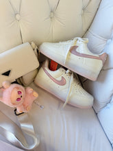 Carregar imagem no visualizador da galeria, Air Force – Off White / Rosa Metálico
