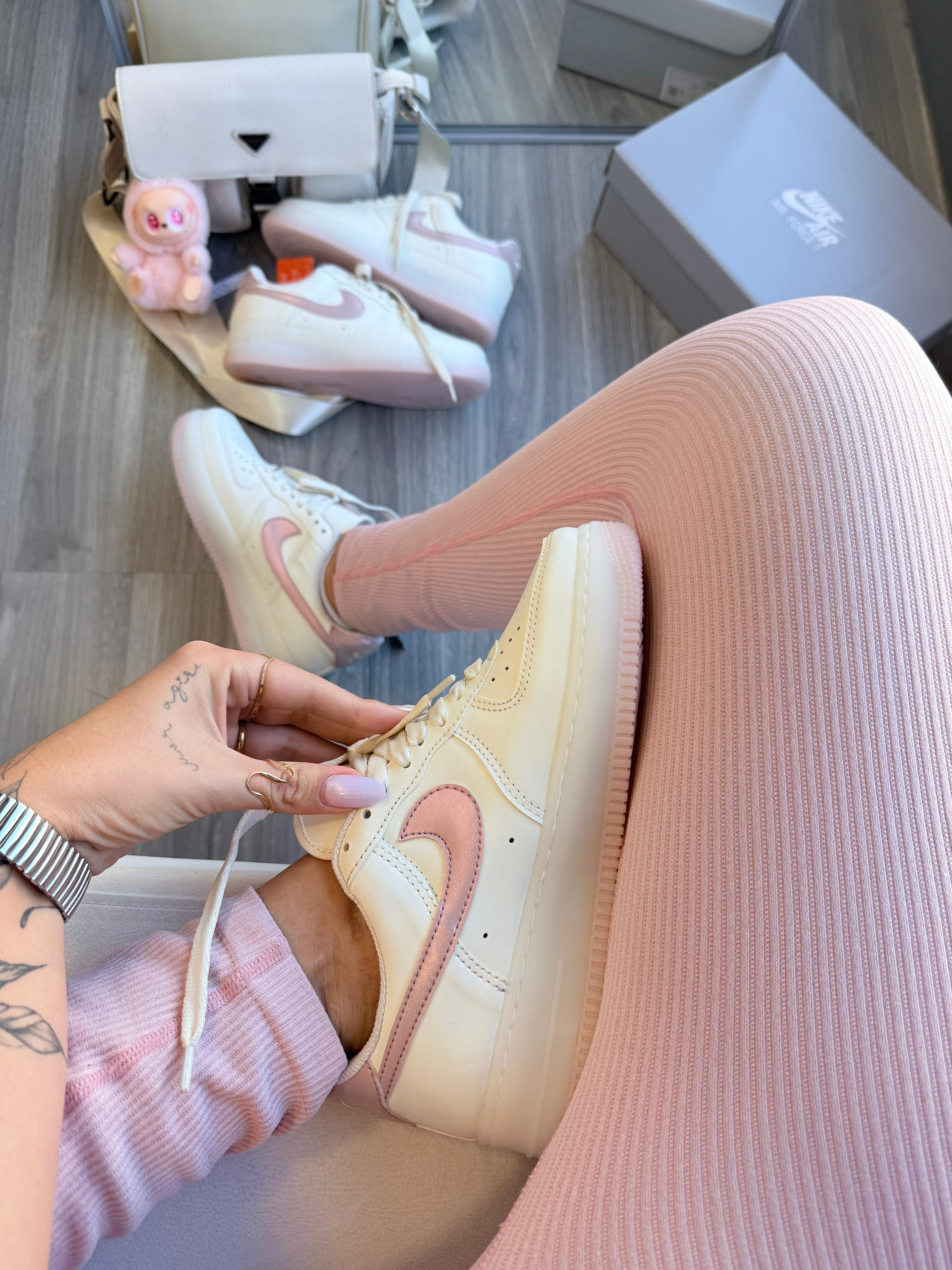 Air Force – Off White / Rosa Metálico