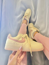Carregar imagem no visualizador da galeria, Air Force – Off White / Rosa Metálico
