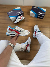 Carregar imagem no visualizador da galeria, Tênis Mizuno Wave Rider 10 – Branco/Vermelho
