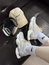 Carregar imagem no visualizador da galeria, New Balance 9060 – Bege &amp; Cinza
