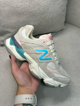 Carregar imagem no visualizador da galeria, New Balance 9060 - Bege/Azul
