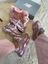 Carregar imagem no visualizador da galeria, New Balance 9060 - Rosa
