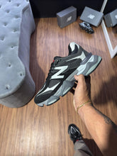 Carregar imagem no visualizador da galeria, Tênis New Balance 9060 - Preto/Cinza/Branco
