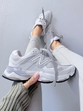 Carregar imagem no visualizador da galeria, New Balance 9060 “Gelo”
