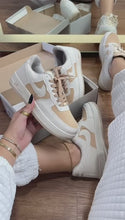 Carregar e reproduzir vídeo no visualizador da galeria, Tênis Nike Air Force - Areia/Nude
