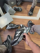 Carregar e reproduzir vídeo no visualizador da galeria, Tênis New Balance 9060 - Preto/Cinza/Branco
