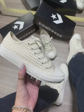 Carregar e reproduzir vídeo no visualizador da galeria, Tênis All Star - Off White Renda
