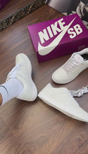 Carregar e reproduzir vídeo no visualizador da galeria, Tênis Nike Dunk - Branco
