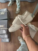 Carregar e reproduzir vídeo no visualizador da galeria, Dunk Low Collab The North Face - Bege
