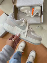 Carregar e reproduzir vídeo no visualizador da galeria, Tênis Nike Air Force 1 - Gelo/Cinza - Couro
