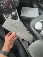 Carregar e reproduzir vídeo no visualizador da galeria, Tênis Nike Air Force Cinza Grafite
