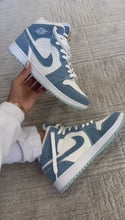 Carregar e reproduzir vídeo no visualizador da galeria, Tênis Nike Jordan 1 - Jeans
