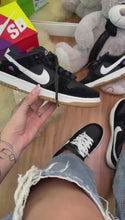 Carregar e reproduzir vídeo no visualizador da galeria, Tênis Dunk Low Teddy Bear – Preto
