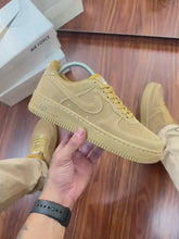 Carregar e reproduzir vídeo no visualizador da galeria, Tênis Nike Air Force 1 - Caramelo/Camurça
