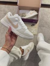 Carregar e reproduzir vídeo no visualizador da galeria, Tênis Nike Dunk Low  - Gliter
