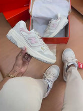 Carregar e reproduzir vídeo no visualizador da galeria, Tênis New Balance 550 - Branco/Rosa
