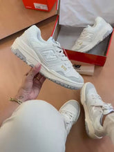 Carregar e reproduzir vídeo no visualizador da galeria, Tênis New Balance 550 - Branco

