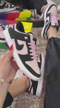 Carregar e reproduzir vídeo no visualizador da galeria, Tênis Nike DUNK Low Pink
