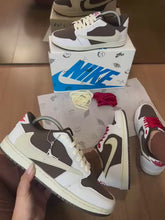 Carregar e reproduzir vídeo no visualizador da galeria, Tênis Nike Travis Scott - Branco/Marrom
