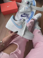Carregar e reproduzir vídeo no visualizador da galeria, Tênis Nike Air Force com Swoosh Azul

