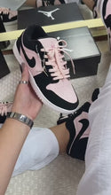 Carregar e reproduzir vídeo no visualizador da galeria, Tênis Nike Jordan 1 Low - Rosa/Preto
