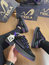 Carregar e reproduzir vídeo no visualizador da galeria, Tênis Tesla Preto/Roxo Refletivo
