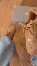 Carregar e reproduzir vídeo no visualizador da galeria, Tênis Air Force 1 - Caramelo
