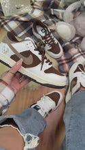 Carregar e reproduzir vídeo no visualizador da galeria, Tênis Nike Dunk Low - Teddy Bear🐻
