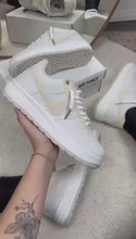 Carregar e reproduzir vídeo no visualizador da galeria, Tênis Nike Air Force - Branco/Creme

