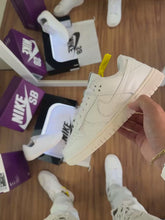 Carregar e reproduzir vídeo no visualizador da galeria, Tênis Dunk Low - Branco
