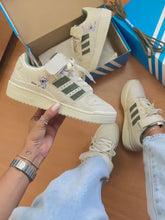 Carregar e reproduzir vídeo no visualizador da galeria, Adidas Forum Low - Disney Stitch
